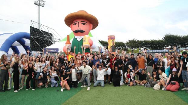 제3회 강진하맥축제가 오는 28일부터 30일까지 3일간 강진종합운동장에서 열린다. 지난해 축제에 참가한 외국인 관광객들이 환호하고 있다. <강진군 제공>
