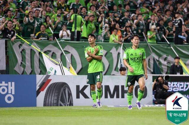 16일 전주월드컵경기장에서 하나은행 K리그1 2025 26라운드 전북현대모터스FC·대구FC의 경기가 열린 가운데 전북이 콤파뇨의 멀티 골, 전진우의 추가 골을 넣으며 대구를 3-0으로 제압했다. 한국프로축구연맹 제공