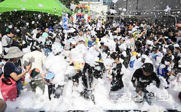 울산 젊음의거리 상인회가 마련한 '2025 워터버블 페스티벌'이 16일 중구 성남동 젊음의거리 일원에서 '무더위에 갇힌 성남동을 구하라'를 주제로 열렸다.