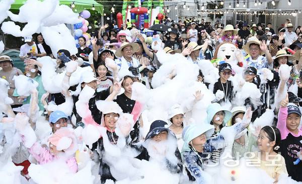 울산 젊음의거리 상인회가 마련한 '2025 워터버블 페스티벌'이 16일 중구 성남동 젊음의거리 일원에서 '무더위에 갇힌 성남동을 구하라'를 주제로 열렸다.