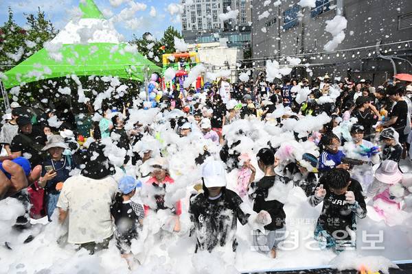 울산 젊음의거리 상인회가 마련한 '2025 워터버블 페스티벌'이 16일 중구 성남동 젊음의거리 일원에서 '무더위에 갇힌 성남동을 구하라'를 주제로 열렸다.