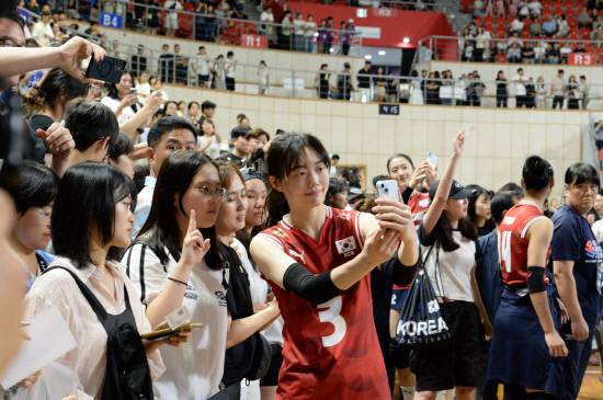 김다인, 이다현 선수 등이 경기 후 팬들과 함께 사진을 찍고 있다.