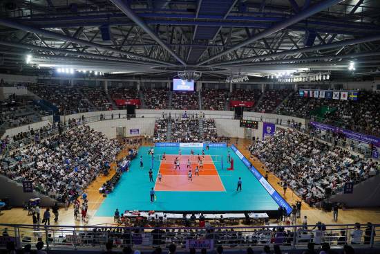 한국과 일본의 통산 150번째 경기가 열린 16일 진주실내체육관 모습, 이날 체육관은 매진을 기록했다. 사진=대한배구협회