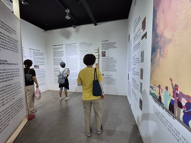 13일 대구 중구 희움 일본군 ‘위안부’ 역사관에서 시민들이 전시를 보고 있다.