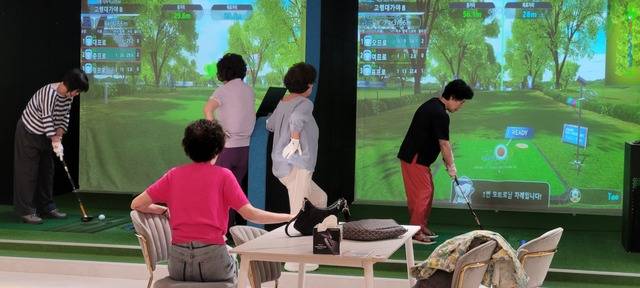 시니어층 사이에서 파크골프에 대한 관심이 높아지고 있는 가운데 지난 14일 오전 대구 중구 대백프라자 10층 한 스크린 파크골프장에서 시민들이 스크린 파크골프를 진행 중인 모습이다. 권영진 기자