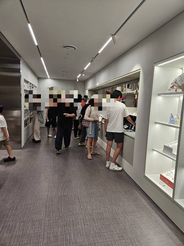 16일 낮시간에 국립대구박물관 문화상품코너에 수많은 관람객들이 몰려들고 있다. 이곳에서는 케데헌의 인기몰이에 따라 갓키링, 갓볼펜 등 관련 문화상품이 품절되었다.