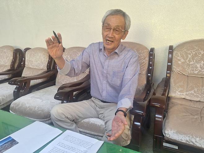 광복 80주년을 맞아 잃어버린 옛 지명을 되찾기 위해 활동 중인 유판호 현풍역사바로알기 추진위원장이 대구 달성군 현풍읍에서 인터뷰에 응하고 있다. 그는 펜을 손에 쥔 채 역사적 사실과 복원 필요성을 열정적으로 설명하고 있다.강승규 기자
