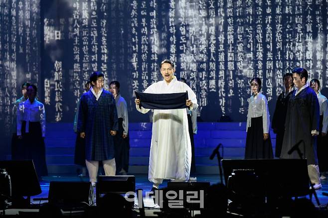 지난 15일 수원제1야외음악당에서 열린 ‘광복 80주년 기념 수원시민대합창’에서 80년 전 독립선언문 낭독 장면이 재현되고 있다.(사진=수원시)