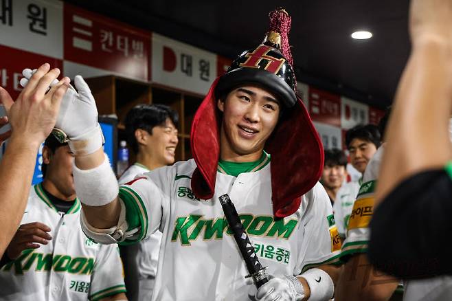 키움히어로즈 이주형이 홈런을 친 뒤 더그아웃에서 팀동료들로부터 축하를 받고 있다. 사진=키움히어로즈