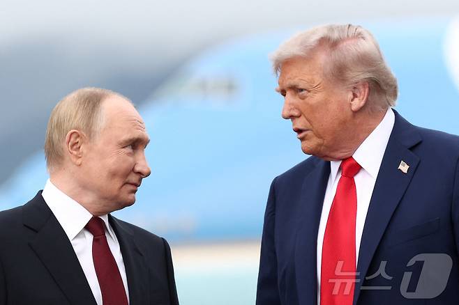 도널드 트럼프 미국 대통령과 블라디미르 푸틴 우크라이나 대통령이 15일(현지시간 우크라이나 전쟁 종식을 위한 협상을 위해 미국 알래스카 앵커리지의 엘멘도르프-리처드슨 합동 기지에서 만나 대화하고 있다. 2025.08.15. ⓒ 로이터=뉴스1 ⓒ News1 류정민 특파원