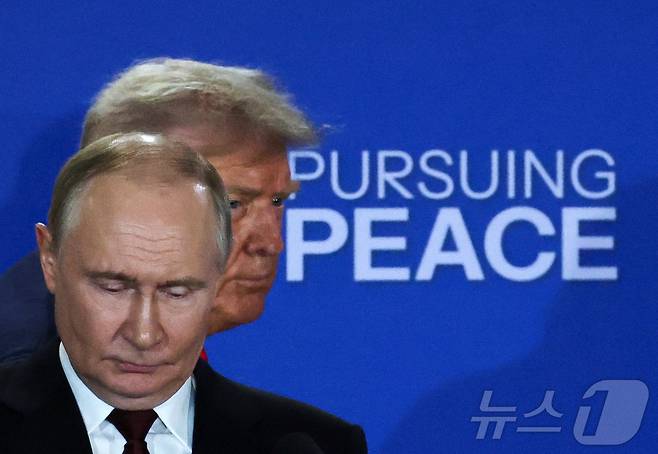 도널드 트럼프 미국 대통령이 15일(현지시간) 알래스카 앵커리지에서 푸틴 러시아 대통령과 우크라이나 전쟁 종식을 위한 회담 후 공동기자회견장에 입장하며 푸틴을 스쳐 회견 자리로 가고 있다. 2025.08.15. ⓒ 로이터=뉴스1 ⓒ News1 류정민 특파원