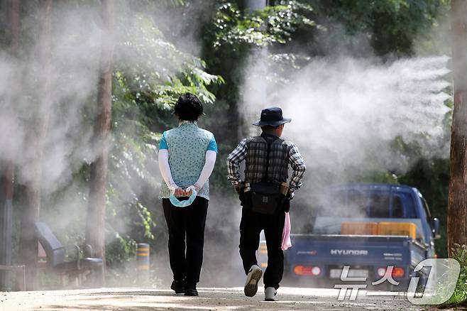 대구 남구 고산골 등산로에 쿨링포그가 가동된 모습. 2025.8.15/뉴스1 ⓒ News1 공정식 기자