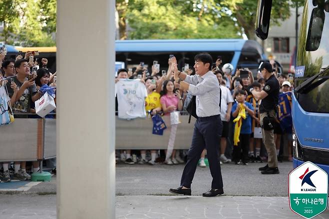 울산 HD 팬들에게 인사하는 신태용 감독. (한국프로축구연맹 제공)