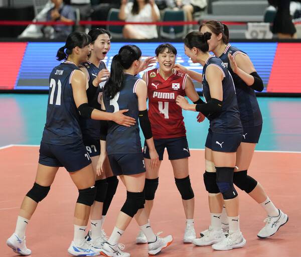 15일 진주실내체육관에서 치러진 스웨덴과의 2025 코리아인비테이셔널 진주 국제여자배구대회 3차전에서 대한민국 선수단이 득점 후 기뻐하고 있다. /사진=대한배구협회