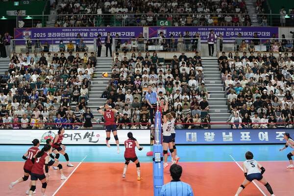 16일 진주실내체육관에서 치러진 일본과의 2025 코리아인비테이셔널 진주 국제여자배구대회 4차전에서 대한민국의 문지윤이 공격을 시도하고 있다. /사진=대한배구협회