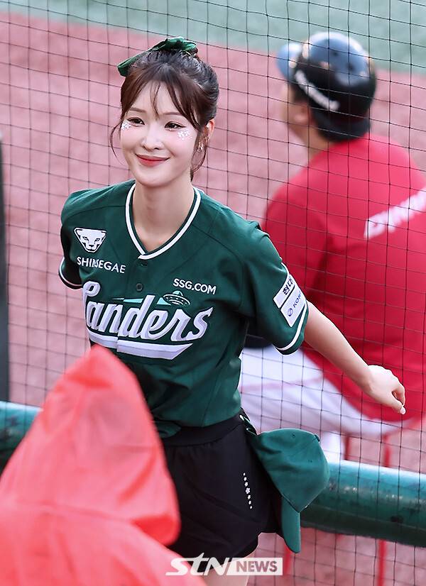 SSG 치어리더 유보영이 16일 오후 인천 SSG랜더스필드에서 펼쳐진 '2025 프로야구' SSG와 LG의 경기에서 열띤 응원전을 이끌고 있다. /사진=강명호 기자