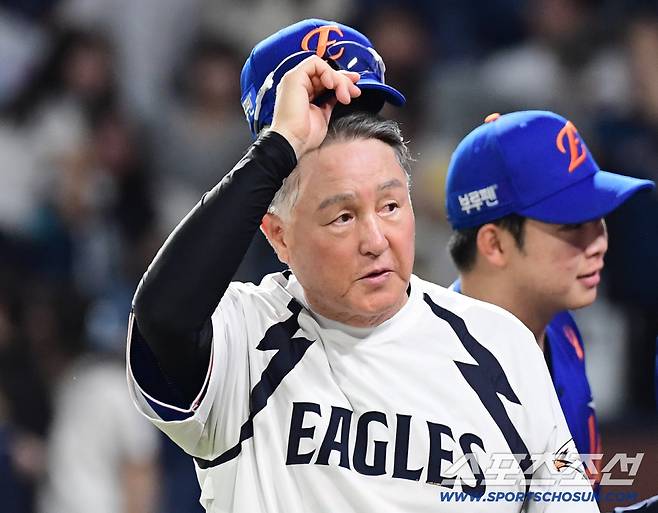 15일 창원NC파크에서 열린 NC와 한화의 경기. 한화가 NC에 승리하며 5연승을 질주했다. 팬들에게 인사를 건네는 김경문 감독. 창원=송정헌 기자songs@sportschosun.com/2025.08.15/