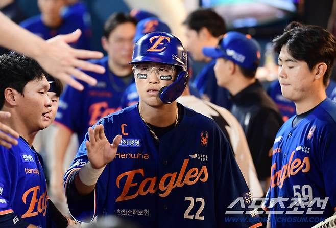 15일 창원NC파크에서 열린 NC와 한화의 경기. 5회 2사 만루. 심우준이 2타점 적시타를 날렸다. 득점에 성공한 채은성. 창원=송정헌 기자songs@sportschosun.com/2025.08.15/