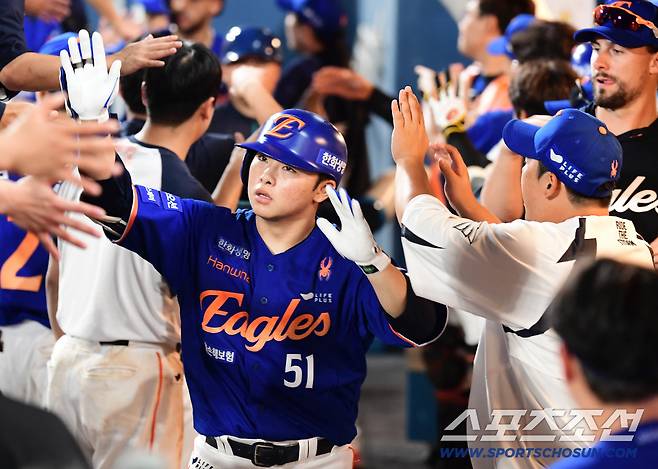 9회 3점 홈런을 날리고 동료들과 하이파이브를 나누는 문현빈.