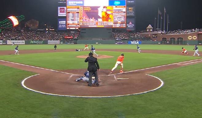 유격수 김하성이 패트릭 베일리의 직선타를 왼쪽으로 쓰러지며 잡아내고 있다. 사진=MLB.TV 캡처