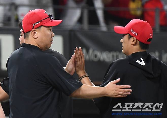 5일 광주 기아 챔피언스필드에서 열린 롯데-KIA전. KIA가 13대0으로 승리했다. 이범호 감독이 김도현과 하이파이브하고 있다. 광주=정재근 기자 cjg@sportschosun.com/2025.7.5/