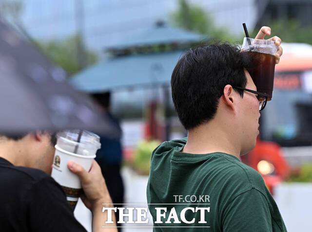 토요일인 16일에는 전국 대부분 지역 최고 체감온도가 33도 안팎으로 치솟아 폭염특보가 이어질 전망이다. /이새롬 기자