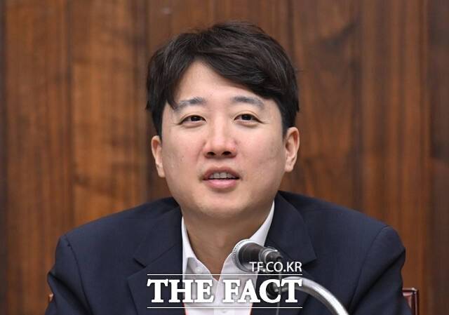 이춘석 무소속 의원실 압수수색에 이름이 비슷한 이준석 개혁신당 대표가 화들짝 놀랐던 작은 촌극이 발생했다. 사진은 이 대표가 11일 오후 서울 국회도서관 소회의실에서 열린 '2025 개혁신당 연찬회'에 참석해 인사말을 하는 모습. /이새롬 기자