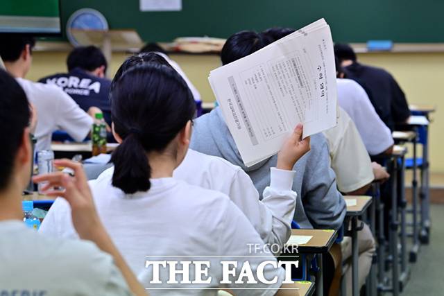 2025학년도 대학수학능력시험 9월 모의평가 시행일인 4일 서울 양천구 종로학원에서 수험생들이 시험지를 전달하고 있다./이새롬 기자