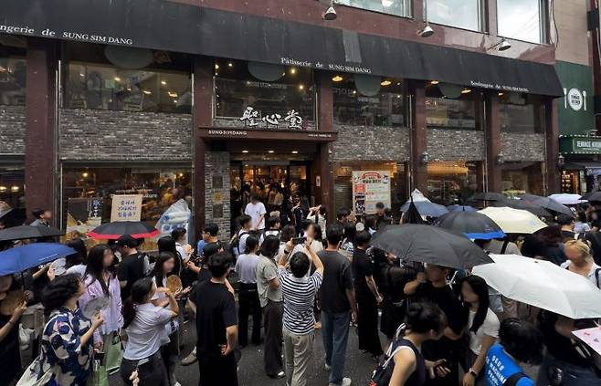 유명 제과점 성심당에 들어가기 위해 대기중인 고객들.