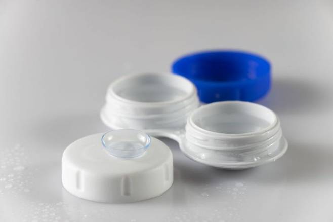 식약처가 렌즈를 착용한 상태로 수영장이나 바다 등에 들어갈 경우 각종 세균 감염 가능성이 높아진다고 경고했다. 픽사베이