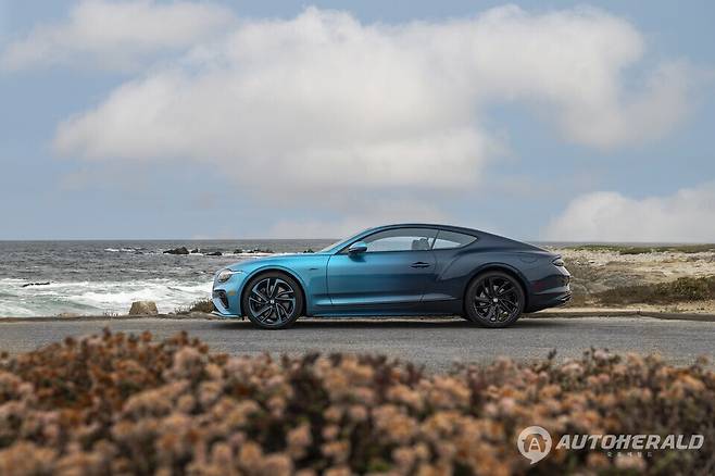 바다를 배경으로 한 컨티넨탈 GT의 옆모습. 컬러 그라데이션 도장이 선명하게 드러난다. (출처:벤틀리)