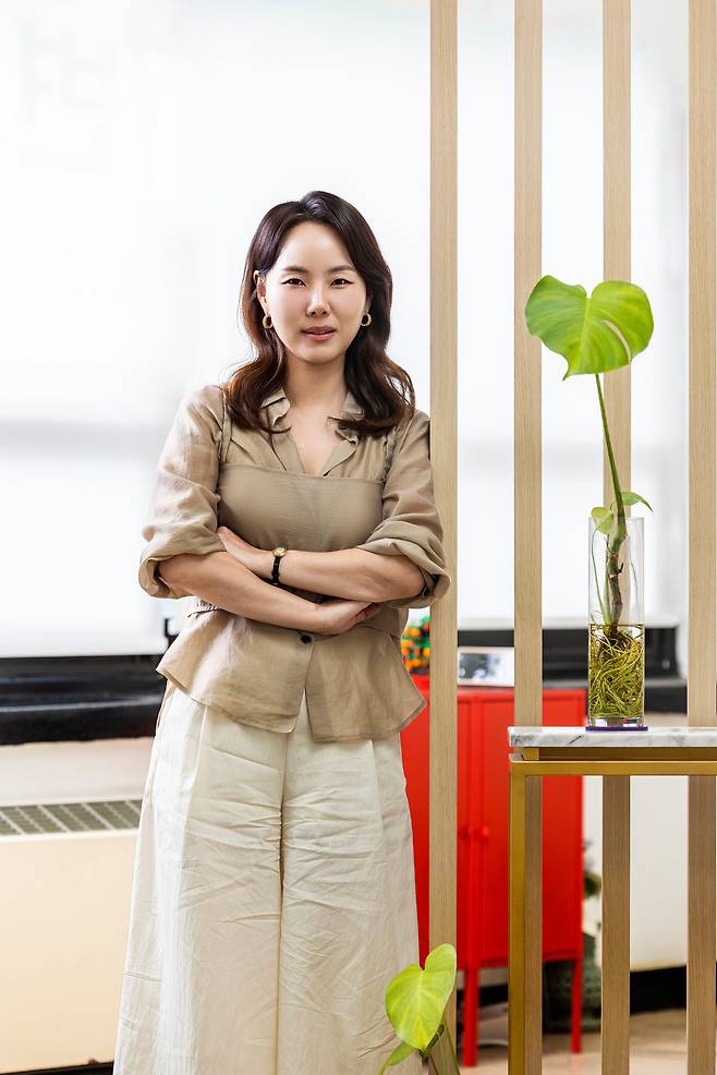 서혜진 변호사의 별명은 ‘동번서번’이다. 동에 번쩍 서에 번쩍, 바쁘게 다닌다는 뜻. 두 아이를 키우는 워킹맘인 그에게 아이들이 바쁜 엄마에게 투정을 부리지는 않느냐고 묻자 이런 답이 돌아왔다. “아이들은 아주 어릴 때부터 적응해서 괜찮아요, 하하. 엄마가 어떤 일을 해왔는지 알면, 아이들도 느끼는 바가 있지 않을까요?” /양수열 영상미디어 기자