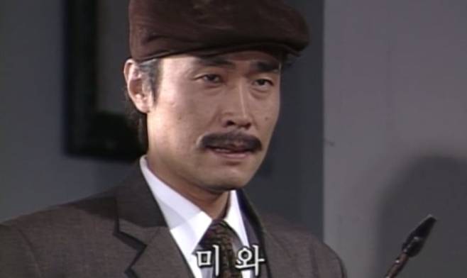 시청률 50%를 넘긴 드라마 '야인시대'에서 일제 경찰 미와 경부를 연기할 당시 모습. 그는 "몽골에 방문할 일이 있었는데 그곳 사람들도 '긴또깡'을 알더라"며 놀라워했다. /SBS