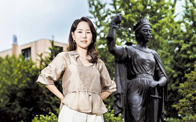 지난 11일 서울 광화문 변호사회관 앞에서 만난 서혜진 변호사는 성폭력·가정폭력·아동학대를 당한 이들을 대변하는 ‘피해자 변호사’다. 그는 “뭘 바꾸거나 대단한 정의를 구현하겠다는 마음은 없었다. 그저 주어진 일을 성실히 했을 뿐”이라고 했다. 서 변호사 뒤로 법과 정의의 여신 디케를 형상화한 법의 여신상이 보인다. / 양수열 영상미디어 기자