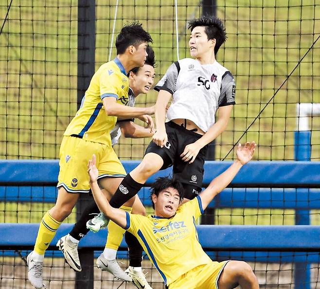 작년 8월 경북 안동에서 열린 전국고교축구선수권대회 결승전에서 노란 유니폼의 대건고 김정연(왼쪽)이 평택진위FC 수비를 뚫고 골을 넣고 있다. /대한축구협회