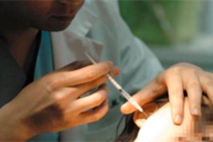 보톡스 시술 모습. 사진은 기사와 무관. /조선DB