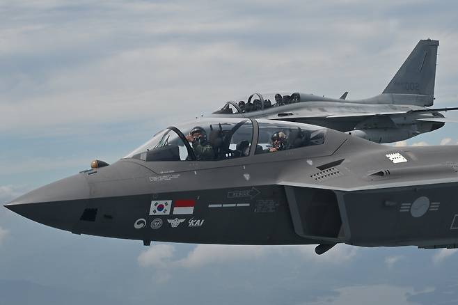 이영수 공군참모총장과 이브라힘 나세르 모하메드 알 알라위 아랍에미리트 국방차관이 7일 공군 사천기지를 방문, FA-50, KF-21에 각각 탑승해 우정비행을 하고 있다. /공군 제공