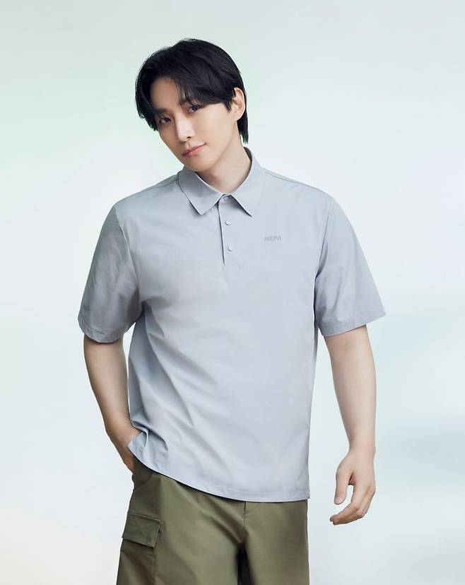 네파 '아이스테크쉘 우븐 반팔 폴로 티셔츠' 착용 이미지. ⓒ네파