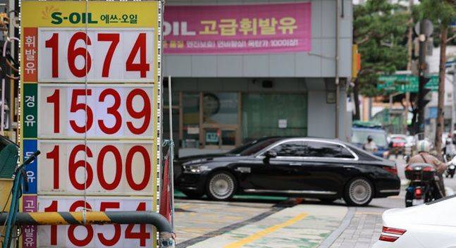 14일 오후 서울 시내의 한 주유소에 유가 정보가 게시돼 있다.  ⓒ 뉴시스