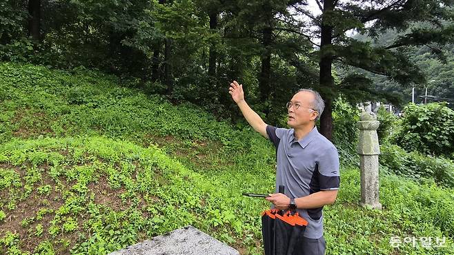 남귀우 춘천항일애국선열유산지킴이 운영위원장(61)이 13일 강원 춘천시 박화지 의병장 묘소 앞에서 독립 유적지 발굴·관리의 필요성을 설명하고 있다. 
춘천=서지원 기자 wish@donga.com