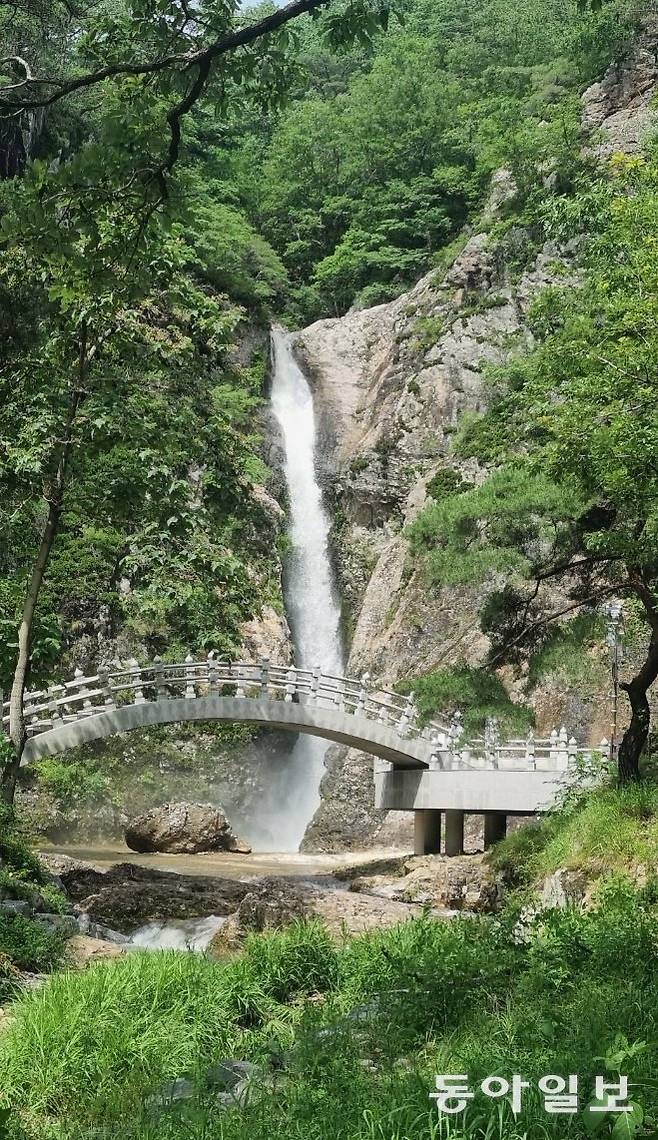 2025 세계국악엑스포가 열리는 충북 영동 출신인 난계 박연이 사랑했던 옥계폭포. 여름철 시원한 물줄기가 장관을 이룬다.