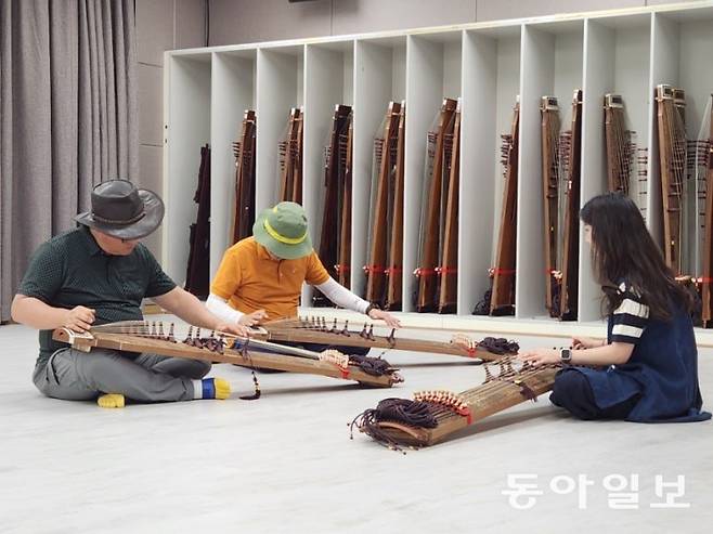 국악체험촌에서 가야금 강습을 받는 여행객.