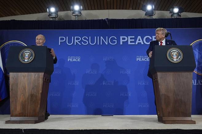 도널드 트럼프(오른쪽) 미국 대통령과 블라디미르 푸틴 러시아 대통령이 15일(현지 시간) 미 알래스카주 앵커리지의 앨먼도프-리처드슨 합동군사기지에서 회담 후 공동 기자회견하고 있다. 2025.08.16.앵커리지=AP/뉴시스