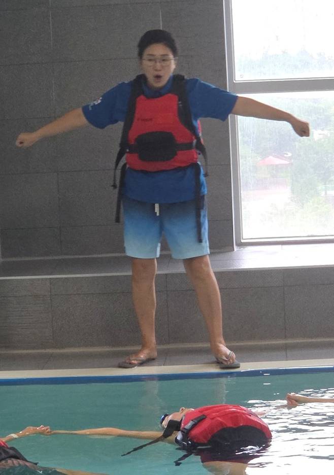 하셈희 대한안전연합 경기중앙본부 본부장이 수상 안전교육을 하고 있다. 대한안전연합 경기중앙본부 제공.