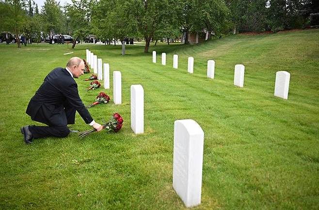 [앵커리지=AP/뉴시스] 푸틴 대통령이 앵커리지의 소련군 묘지에 헌화하는 모습. 2025.08.16