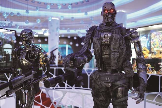 2019년 6월 태국에서 전시된 영화 '터미네이터’ 속 킬러 로봇의 미래 모델. 최기일 상지대 군사학과 교수는 "22세기 전쟁은 터미네이터처럼 AI를 탑재한 살상 로봇이 스스로 판단하는 전쟁이 될 것”이라 경고하며 "드론과 로봇에도 핵확산금지조약(NPT)과 같은 합의가 시급하다”고 강조했다. 게티이미지뱅크 제공