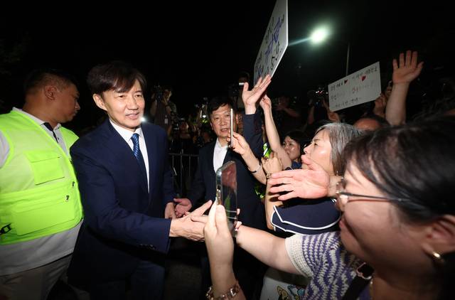 조국 전 조국혁신당 대표가 지난 15일 서울 구로구 남부교도소에서 광복절 특별사면·복권 조치로 출소하며 지지자들과 인사하고 있다. [연합뉴스]