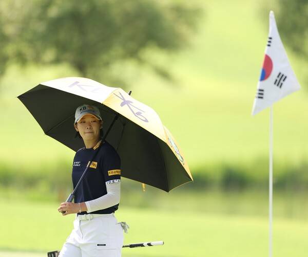 김아림, 홍정민, 안나린, 박지영, 이예원, 박현경, 노승희, 황유민, 고지우, 이가영, 이다연, 배소현, 한진선, 유현조 프로 등이 출전하는 2025년 한국여자프로골프(KLPGA) 투어 메디힐·한국일보 챔피언십에 출전한 방신실 프로가 2라운드에서 경기하는 모습이다. 사진제공=KLPGA