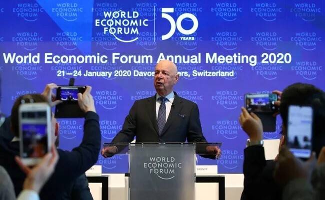 2020년 1월14일 클라우스 슈바프 세계경제포럼(WEF) 회장이 다보스포럼 50주년 행사에 앞서 기자회견을 하고 있다. 로이터