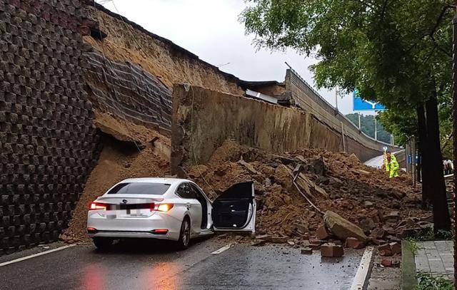 경기 오산시 가장교차로 옹벽이 도로로 무너져 차량을 덮치는 사고가 지난달 16일 발생해 토사에 깔린 40대 운전자가 숨졌다. 경기도소방재난본부 제공